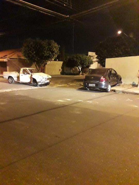 Foto 2 de 5 — Colisão no Jardim Martinez deixa carros arrebentados e motoristas feridos